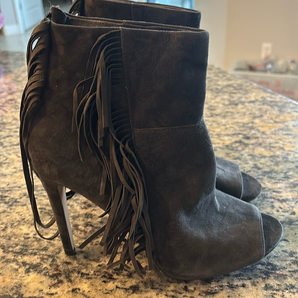 Vince Camuto 10M NWOT zip up bootie tassel stiletto sexy heels
